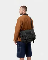 Bandolera Carhartt WIP Prescott Shoulder Bag, color negro, con cierre de solapa frontal mediante correas ajustables con hebilla y el logo de la marca bordado en relieve.