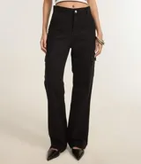 Pantalón de sarga color verde oliva con corte recto y tiro alto. Presenta bolsillos cargo laterales con solapa y cierre frontal con botón y cremallera.