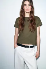Remera blanca de algodón, de corte regular fit, cuello redondo y manga corta con acabados sin costuras.