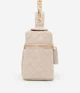 Cartera femenina tipo baú pequeña color beige, con textura tressê, correa de mano fija, cierre por cremallera y asa larga desmontable.