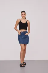 Top negro de bretel fino, al cuerpo y cuello en v, tejido de viscosa.