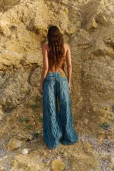 Pantalón de jean tiro medio, corte oversize y pierna ancha, con estampado láser acebrado tipo cebra.