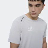 Remera deportiva Umbro Lume de manga corta y cuello redondo, color azul marino, con el logo de la marca bordado en el pecho en color blanco.