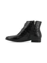 Botín de cuero vacuno con textura efecto croco, color negro. Presenta un diseño de caña baja con dos correas ajustables sobre el empeine, decoradas con hebillas metálicas plateadas de estilo western. Cuenta con taco bajo cuadrado y cierre lateral interno.