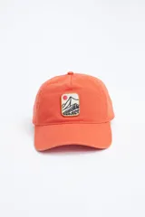 Gorra color coral con parche bordado con diseño de montaña y sol.
