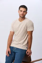 Remera lisa de manga corta y cuello redondo, color gris oscuro, de calce cómodo con pequeño logo bordado en el pecho.