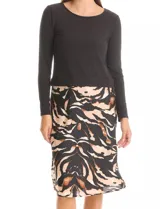 Vestido corto de diseño combinado, marca Moon Maven. La parte superior es una remera negra de manga larga con escote redondo, y se integra a una falda midi estampada con animal print en tonos beige, marrón y negro. Tiene cintura elastizada.