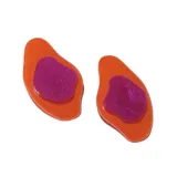 Par de aros colgantes con forma irregular, compuestos por una base naranja traslúcida y una pieza superior fucsia brillante.