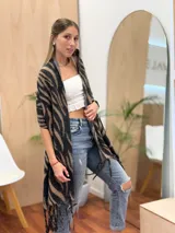 Bufanda larga con estampado animal en tonos marrones y negros, con flecos en los extremos.