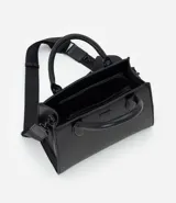 Cartera tipo satchel de tamaño mediano, confeccionada en poliuretano con acabado liso. Presenta una estructura rectangular, doble asa de mano fija y una correa larga ajustable y extraíble. Cuenta con cierre superior y herrajes metálicos.