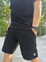Bermudas negras de gabardina con elastano, corte a la rodilla y bolsillos laterales.