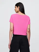 Remera crop de lino con cuello en V y mangas cortas, de corte recto y estilo casual.