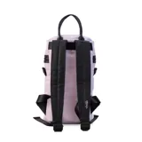 Matera estilo mochila color verde militar, confeccionada en nylon acolchado con detalles en símil cuero negro. Cuenta con tapa con cierre metálico, bolsillo interno, asas de mano y correa extensible para llevar al hombro o cruzada.