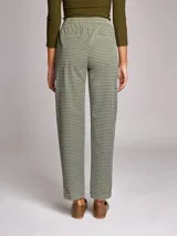 Pantalón de viscosa con estampado geométrico, tiro medio, cintura elástica ajustable con cordones, dos bolsillos delanteros y falsos bolsillos de vivo en la espalda.