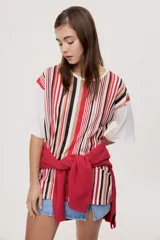 Remera oversize de manga corta con diseño de rayas verticales en tonos rojos, negros, blancos y tostados, y mangas blancas lisas.