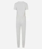 Pijama largo de dos piezas Lov, confeccionado en tejido peach touch con poliéster y elastano. Compuesto por remera de cuello redondo, manga corta con pequeño estampado floral y texto frontal, y pantalón tipo jogger con cintura elastizada y puños en los tobillos, con el mismo diseño estampado.