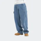 Pantalón cargo de denim azul con corte holgado, bolsillos laterales con solapa y cierre frontal con botón y cremallera.