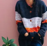 Cárdigan tejido de lana merino a rayas horizontales en tonos azul marino, gris, blanco y naranja, con botones de madera.