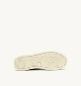 Championes urbanos Autry Medalist Low, con capellada de cuero color blanco, puntera y talón en gamuza negra, contrafuerte en cuero azul y logo de la marca en el lateral.