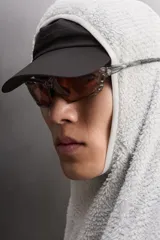 Sudadera regular fit de tejido polar con textura efecto pelo, color gris claro. Cuenta con cuello subido, capucha ajustada, manga larga ranglán, bolsillos laterales en la cadera y bajo asimétrico más largo en la espalda. Los acabados son con cinta elástica.