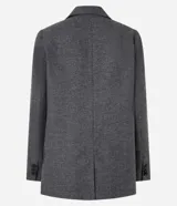 Blazer alargado de Blue Steel confeccionado en tejido polivelour con textura, de corte recto y estilo sastrero. Presenta cuello con solapas clásicas, cierre frontal con dos botones y bolsillos laterales. El diseño incluye detalles de encaje en los puños.