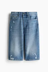 Bermuda de cinco bolsillos en denim de algodón, de tiro alto con cierre de botones y detalles de roturas.