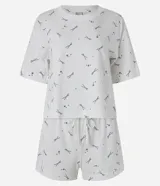 Pijama corto de dos piezas confeccionado en algodón blanco con estampado de palitos chinos. Incluye una remera de manga corta con cuello redondo y un short con cintura elastizada y cordón ajustable.