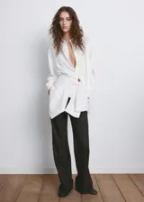 Camisa oversize blanca de lyocell, con mangas largas y cierre frontal de botones.