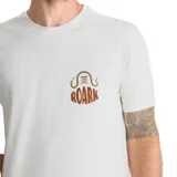 Remera de algodón de corte clásico en color blanco, con cuello redondo y mangas cortas. Presenta un diseño gráfico estampado en el pecho que combina elementos de serpientes y estética tropical con la inscripción Roark.