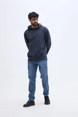 Canguro Brooksfield de algodón color azul marino, con capucha ajustable con cordones, bolsillo tipo canguro frontal y pequeño logo estampado en el pecho.