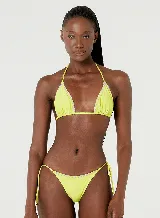 Conjunto de bikini amarillo lima con ribete de crochet lila. El corpiño es de triángulo con tirantes finos y la bombacha es de corte clásico con tiras laterales.