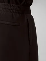 Short negro de punto de algodón acanalado con cintura elástica, bolsillos laterales y trasero. Presenta un monograma de CK bordado en blanco en la parte delantera.