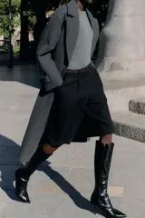 Bermuda larga color marrón oscuro, tiro medio, con pinzas frontales y cinturón de textura animal print plateado.