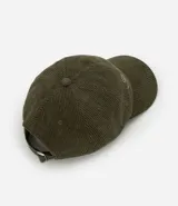 Gorra de béisbol con visera curva, confeccionada en tejido de pana (cotelé) color verde oliva. Presenta un bordado frontal con la inscripción 'Future Studios' en color blanco y cuenta con un sistema de ajuste mediante hebilla metálica en la parte posterior.