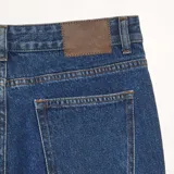 Pantalón de jean azul de corte recto, con tiro alto y bolsillos delanteros y traseros.