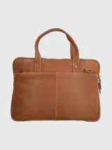 Maletín de cuero natural con compartimento principal con cierre, bolsillo interior acolchado para laptop, bolsillos adicionales con cierre y correas ajustables y desmontables.