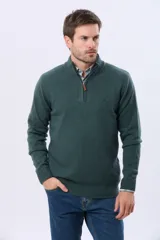 Buzo tejido de lana con cuello alto y medio cierre metálico frontal. Presenta puños y ruedo acanalados, con logo bordado en el pecho.