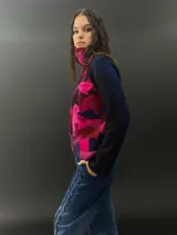 Buzo de lana merino afieltrada con cuello alto y diseño de mosaicos multicolores.