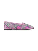 Ballerina de inspiración friulana confeccionada en terciopelo con diseño floreado en tonos rosados, violetas y verdes sobre base gris, con ribetes rosados y suela plana.
