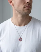 Collar de acero con dije circular esmaltado que representa el escudo del Capitán América, con detalles en rojo, blanco y azul.