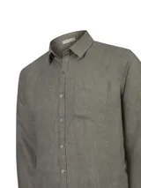 Camisa de manga larga de lino color verde militar, con cuello camisero, cierre frontal con botones y un bolsillo aplicado en el pecho.