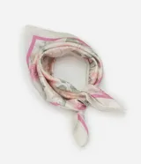 Pañuelo cuadrado de tejido satinado con estampado floral en tonos rosados y verdes, con bordes en contraste de color fucsia.