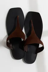 Sandalias de dedo planas en cuero, con punta cuadrada y tira ancha sobre el empeine.