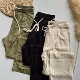 Pantalón verde militar de corte recto con cintura elástica ajustable con cordón.