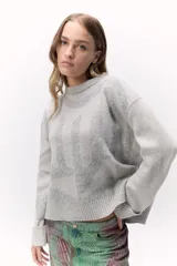 Sweater gris de tejido de punto con diseño de formas geométricas en tonos engamados. Confeccionado con lana de origen italiano.