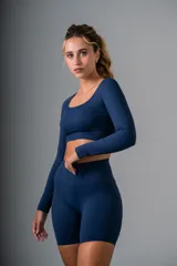 Remera manga larga azul marino de tela gruesa.