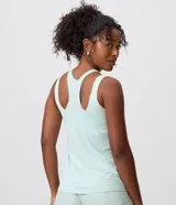 Musculosa deportiva de microfibra perforada en color menta, con escote alto, diseño de espalda nadadora y corte holgado.