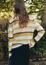 Jersey de punto fino semitransparente con mezcla de alpaca, cuello redondo, diseño recto y mangas largas, con patrón de rayas horizontales en tonos beige, verde oliva y marrón oscuro.
