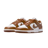 Championes Nike Dunk Low con diseño bicolor en blanco y marrón. Presentan una silueta clásica de perfil bajo con paneles de cuero, cierre de cordones y suela de goma resistente.
