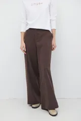 Pantalon de corte sastrero y pierna ancha, confeccionado en tela melange. Presenta cintura con trabillas, cierre frontal con botón y bolsillos laterales.